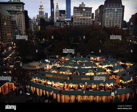 All the lights of the Christmas Markets in Union Square in New York ...