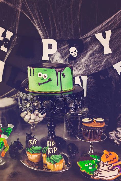 Halloween party table decoration ideas - Arina Photography