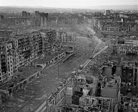 The city of Grozny completely destroyed, Chechnya 1999. [900x736] : r ...