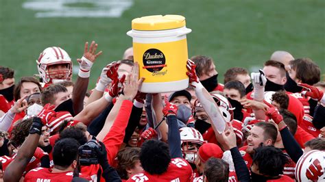 Ball drop: Wisconsin wins Duke's Mayo Bowl, breaks trophy