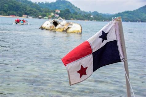 The Panamanian flag's colors represent the two political parties of ...