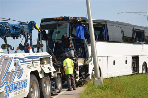 Nine hurt in prison bus crash - The Iola Register