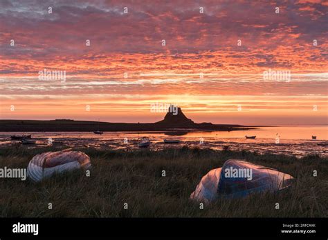 Sunrise over lindisfarne castle holy hi-res stock photography and ...