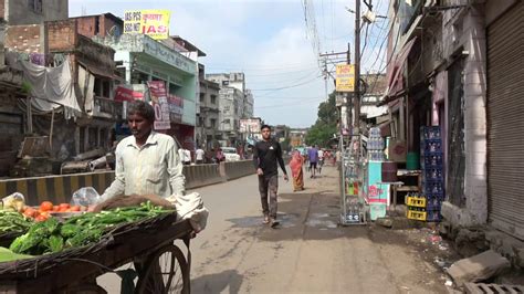 The streets of Varanasi (Varanasi - India) - YouTube