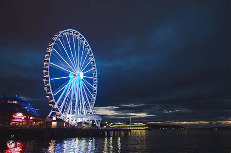 Seattle Great Wheel at Night