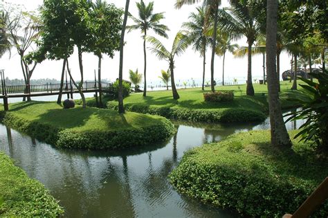 Kerala Backwaters: 10 Top Kumarakom Hotels and Resorts