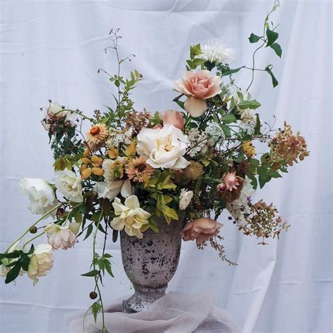 Korean flower style | Table flower arrangements, Flower arrangements ...