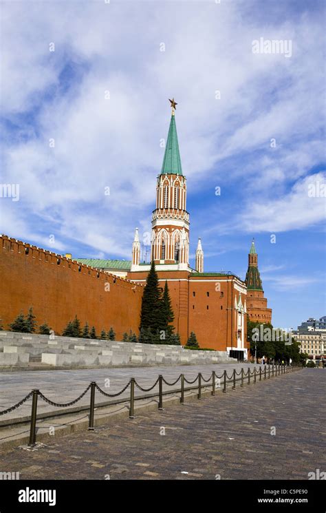 Moscow, Kremlin wall and Kremlin Stock Photo - Alamy