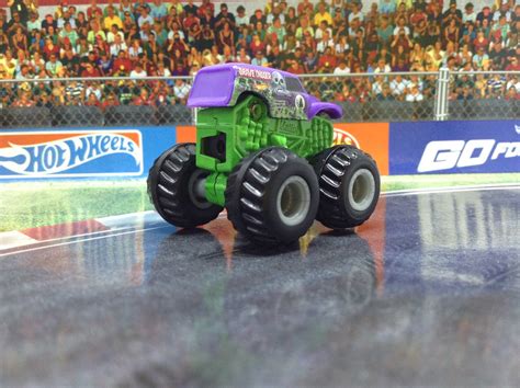 JULIAN'S HOT WHEELS BLOG: Grave Digger - Purple Version (2017 Monster Jam Mini Mystery Trucks ...