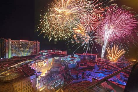 Spectacular show of fireworks marks National Day | The Star