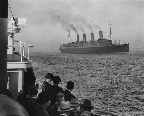 RMS Aquitania in WarService. Arriving in New York in Sep. 1939 : r ...