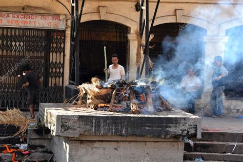 Cremation ghats and human cremation ceremony in Pashupatinath, Nepal ...