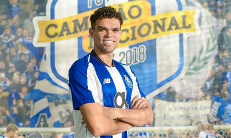 Futebolista Pepe regressa ao FC do Porto | SELFIE