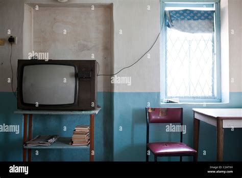 Old-fashioned television in empty room Stock Photo - Alamy