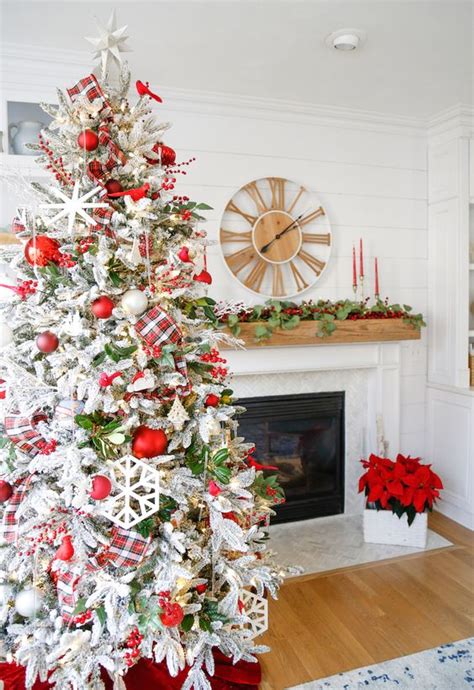 25 Traditional Red And Green Christmas Decor Ideas - Shelterness