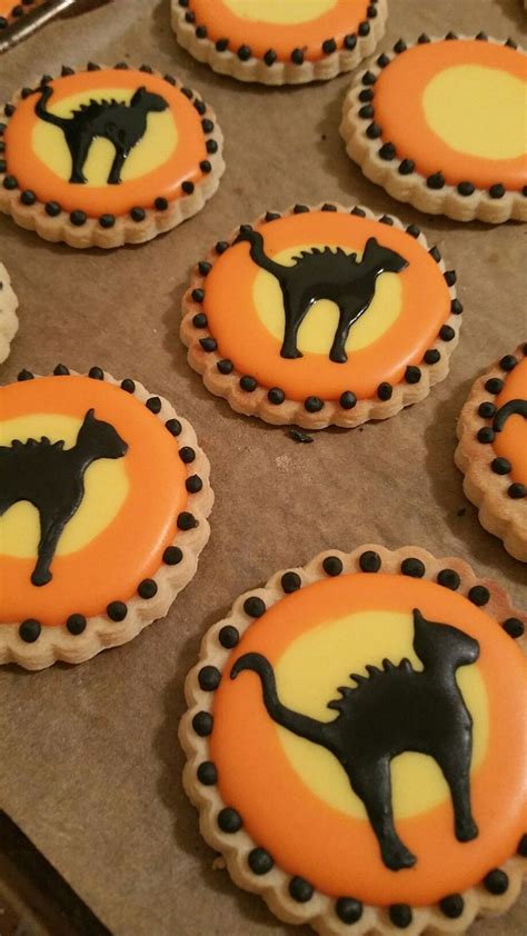 Halloween cat cookies | Cat cookies, Cookie decorating, Cookies