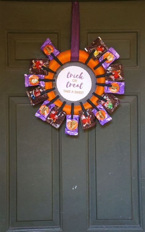 This DIY Halloween Candy Wreath Is Perfect For Trick or Treaters! | Unique halloween crafts ...