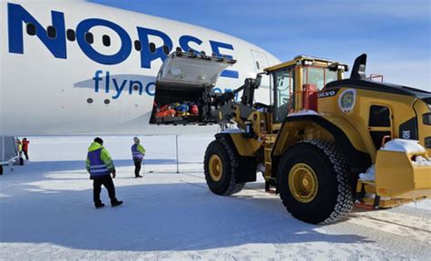 Historic Landing: Boeing 787 Dreamliner Makes Icy Touchdown in Antarctica