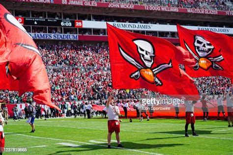 Tampa Bay Buccaneers Flag Photos and Premium High Res Pictures - Getty ...