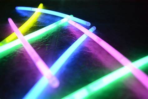 How to Make Your Own Homemade Glow Sticks « Science Experiments :: WonderHowTo