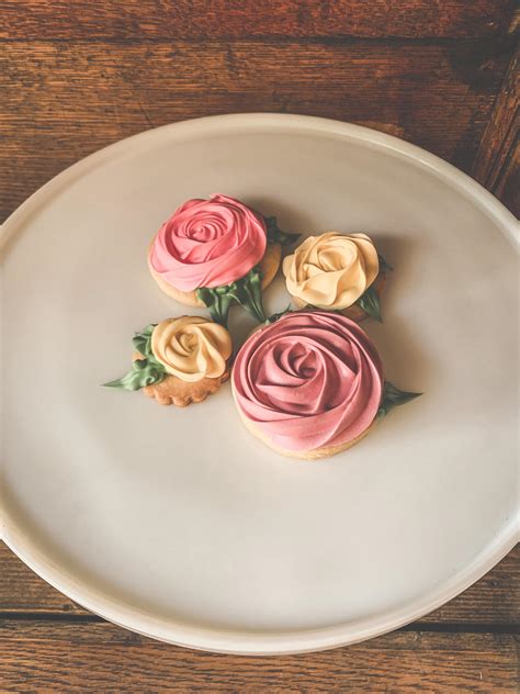 Royal icing roses 😍 : r/Baking