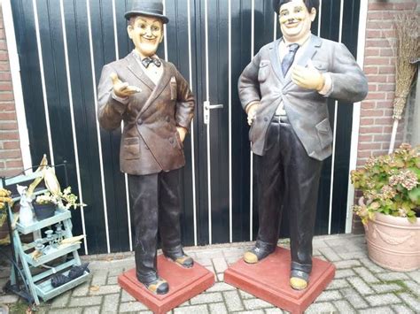 2 life-size statues of Laurel and Hardy made of polyester - resp. 180/190 cm in height ...