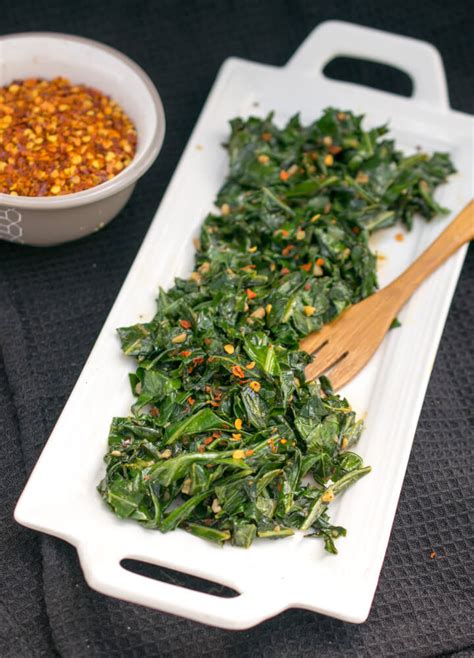 Simple Garlic Sauteed Collard Greens | Yup, It's Vegan!