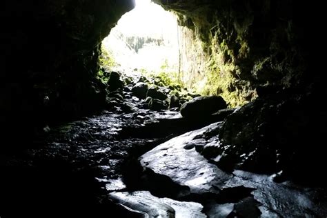 Kaumana Caves for lava tube cave hike in Hawaii on the Big Island! 🌋 Hawaii travel blog ...