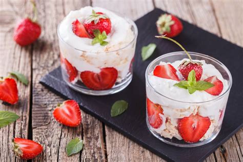 7 cremosos postres con fresa y yogurt que te harán delirar