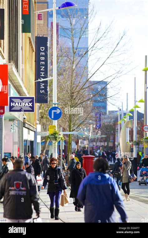 People shopping in Slough town centre Stock Photo - Alamy