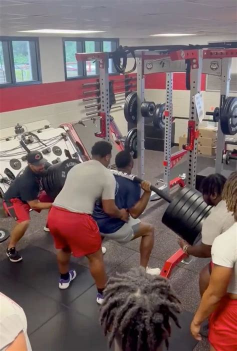 NFL star shows off mind-blowing strength as he squats 610 pounds with bar bending - Daily Star