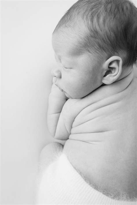 Simple Black and White Newborn Photograph | Newborn baby photos, Newborn photography, Newborn ...