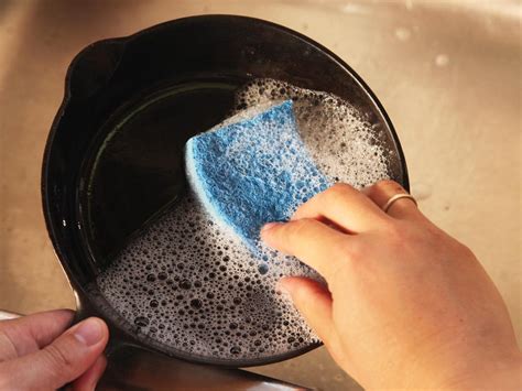 Here's How to Effortlessly Clean Your Cast Iron Cookware - FeedsPortal.com