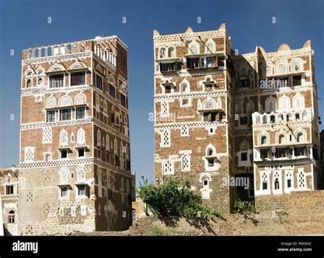 Traditional mud houses built hi-res stock photography and images - Alamy