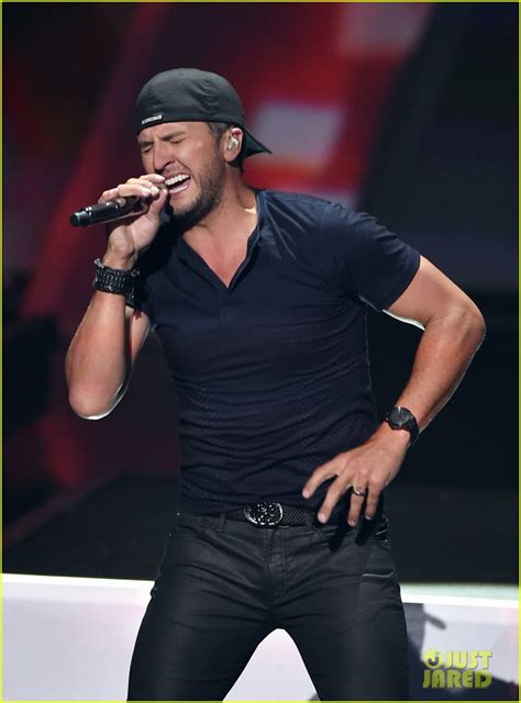 Luke Bryan Brings Out the Tight Jeans for iHeartRadio Music Awards 2014 ...