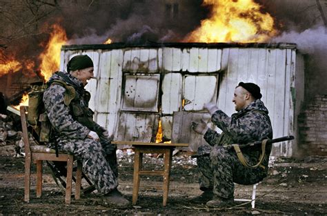 Russian soldiers have a laugh during the Second Chechen War[1200x793] : r/MilitaryPorn