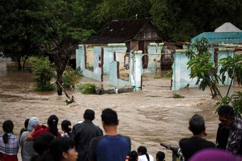 Flash floods in Indonesia kill 20; rescuers hunt for missing