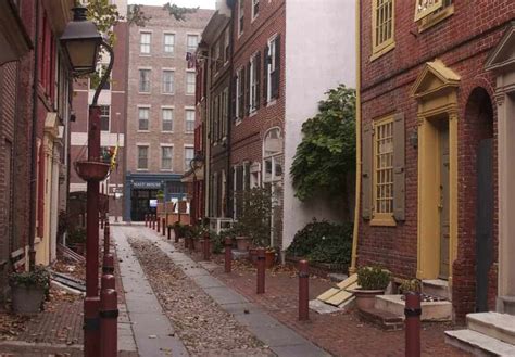 Taking a Stroll Down Elfreth's Alley in Philadelphia - Uncovering PA