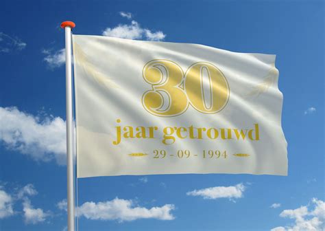 30 jaar getrouwd? Vier uw parel huwelijk met deze huwelijksvlag!