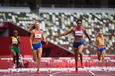 Sydney McLaughlin smashes world record to win Olympic 400m hurdles gold ...