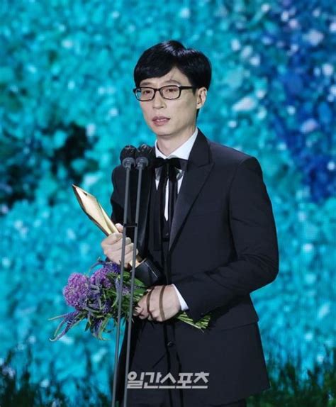 Yoo Jae Suk wins TV daesang at the Baeksang Arts Awards