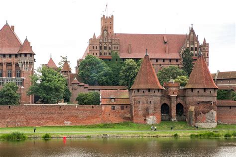 Malbork Castle: Plan the Perfect Day Trip from Gdansk | Earth Trekkers