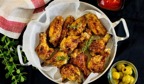 Dallas BBQ Sticky Wings Recipe - FoodieJunk