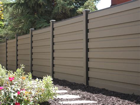 Horizontal Fence | Trex | Horizons | Privacy and Low-Maintenance