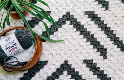 Graphic, Modern C2C Crochet Blanket (free pattern!) » Make & Do Crew