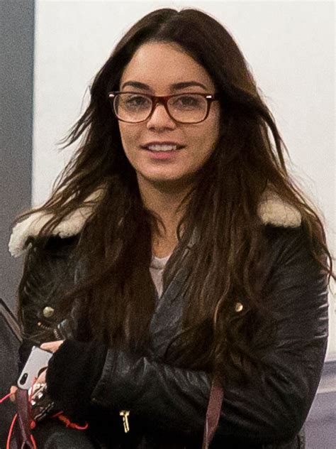 Of course, Vanessa looks stunning even when she's running to catch a flight! Her red-violet ...