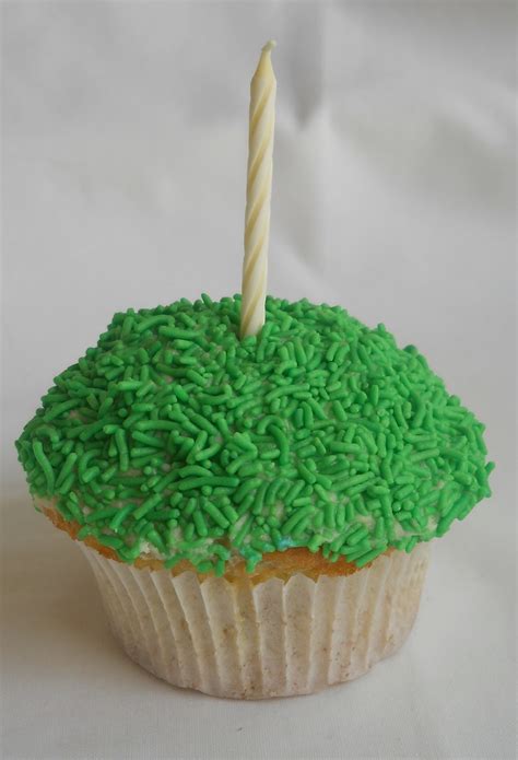 Sprinkles and Sparkles: Green Sprinkle cupcake