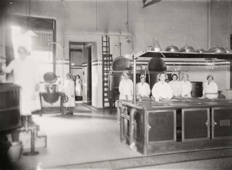 19410306 Staff in the kitchen at Walton Hospital — Postimages