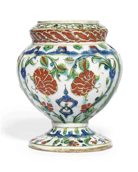 AN IZNIK POTTERY FLOWER VASE , OTTOMAN TURKEY, CIRCA 1590 | Christie's