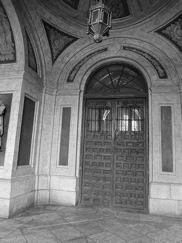 File:Antique wooden door at a Church near Plaza de Cibeles in Madrid, Spain.JPG - Wikimedia Commons